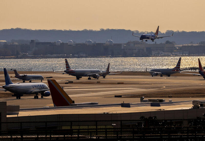 В Вашингтоне мобильный зал ожидания врезался в терминал аэропорта
