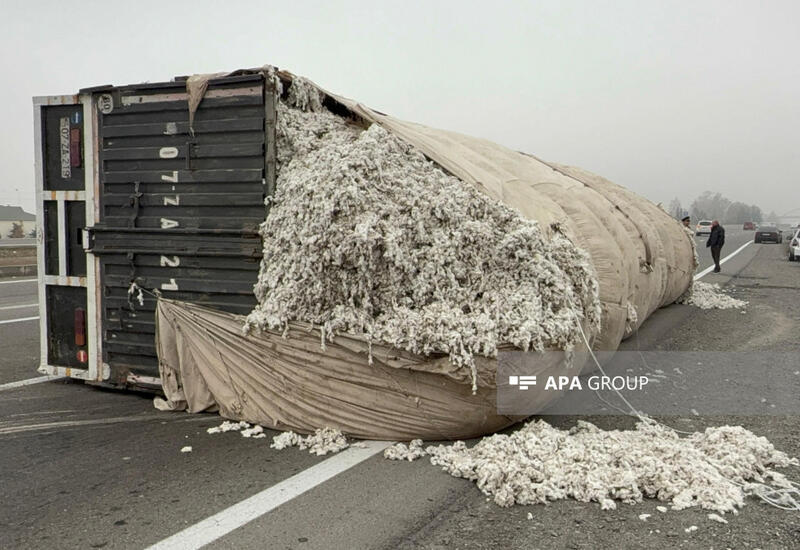 На трассе Баку–Газах перевернулся грузовик с хлопком