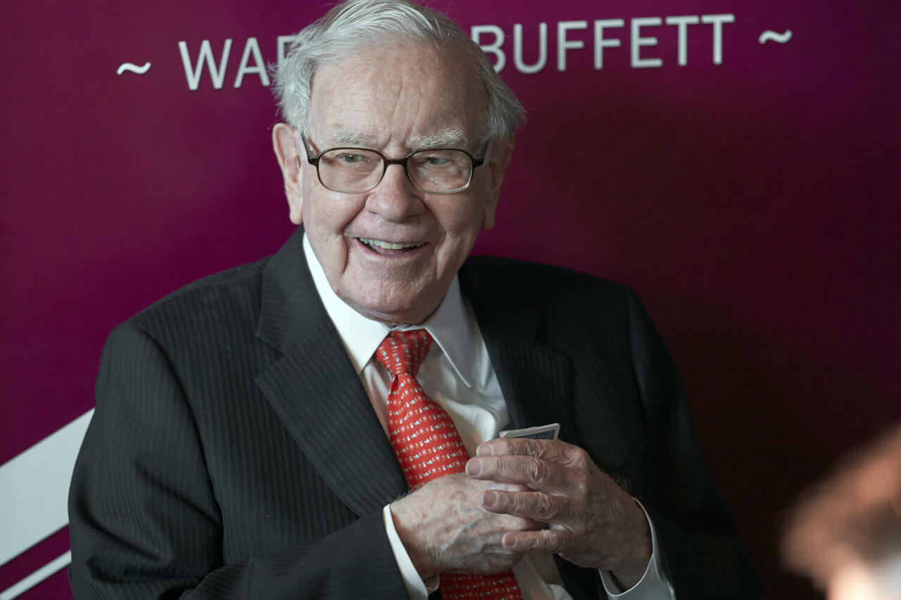 Warren Buffett opozarja na minevanje časa in krepi podporo nasledniku Abelu