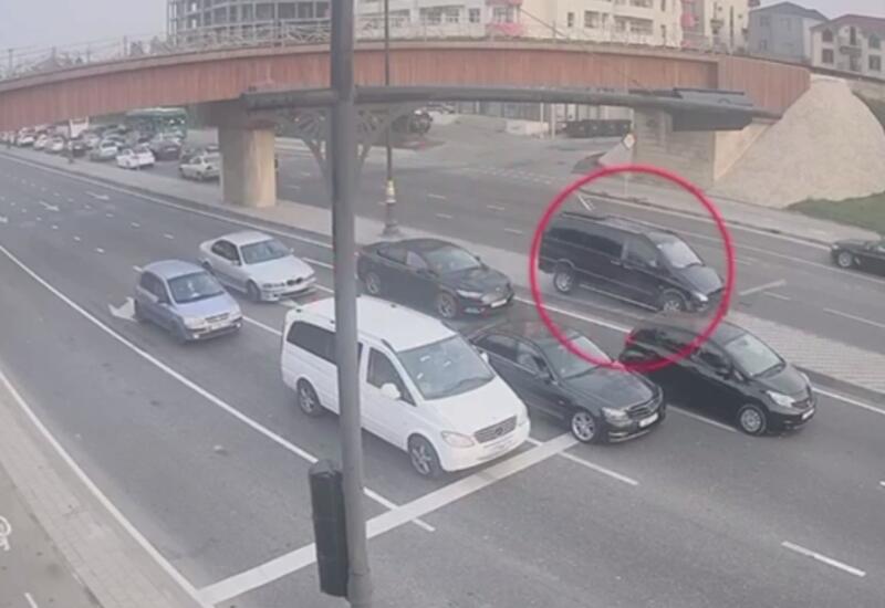 В Баку автомобиль врезался в сфетофор