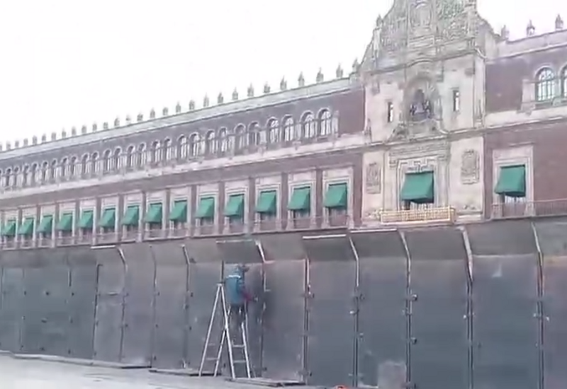 В Мексике усилили охрану президентского дворца