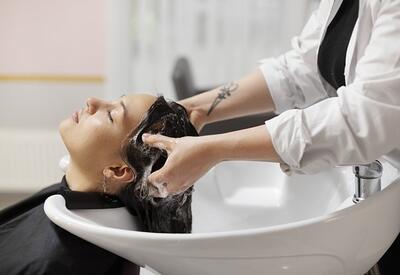 Раскрыта смертельная опасность мытья головы в раковине салона красоты