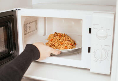 Ученые развеяли популярные мифы о микроволновке