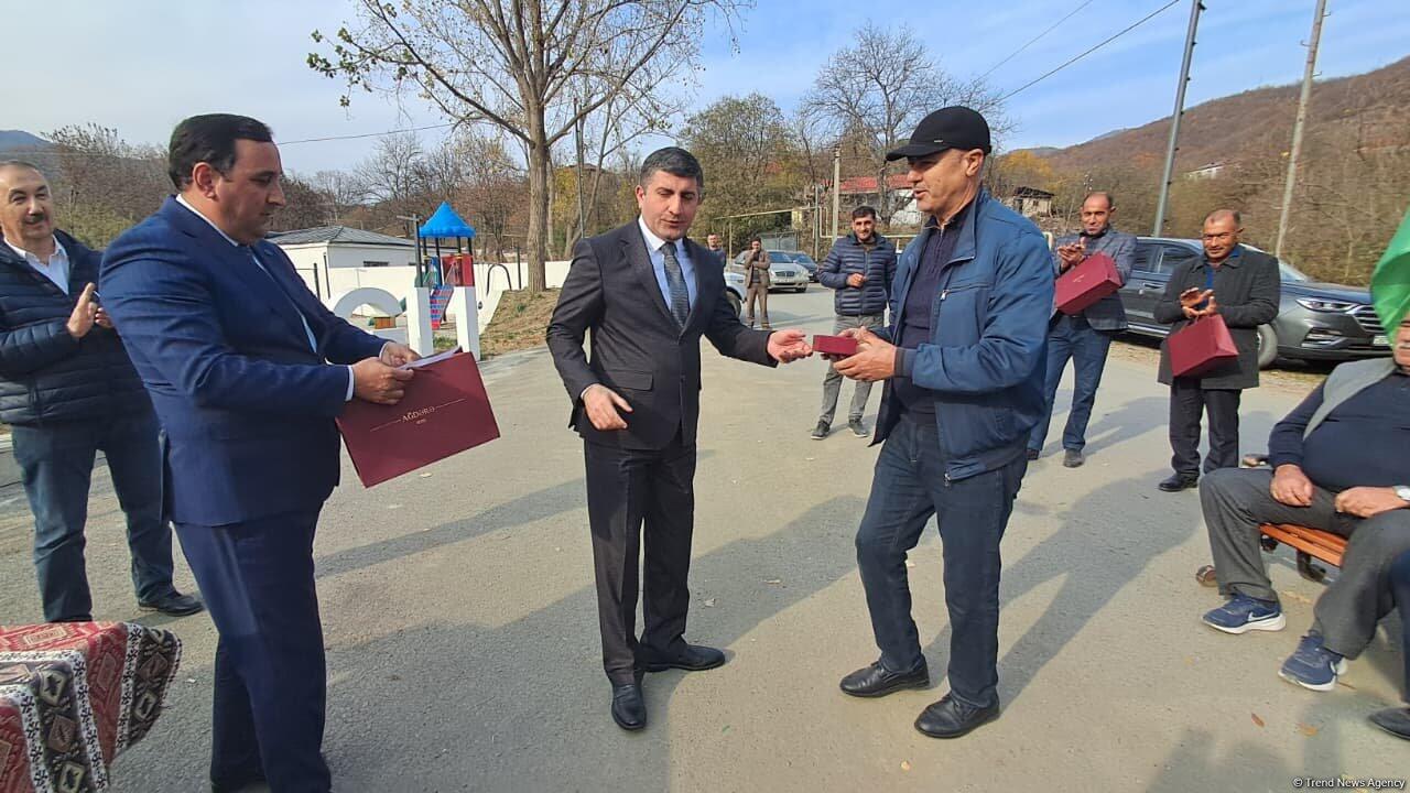 Ağdərənin Vəngli kəndinə köçürülən ailələrə mənzillərin açarları təqdim olunub