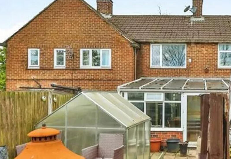 В Британии продается дом с вышкой ЛЭП на участке