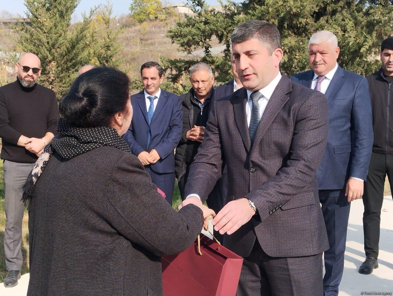 Ağdərənin Vəngli kəndinə köçürülən ailələrə mənzillərin açarları təqdim olunub