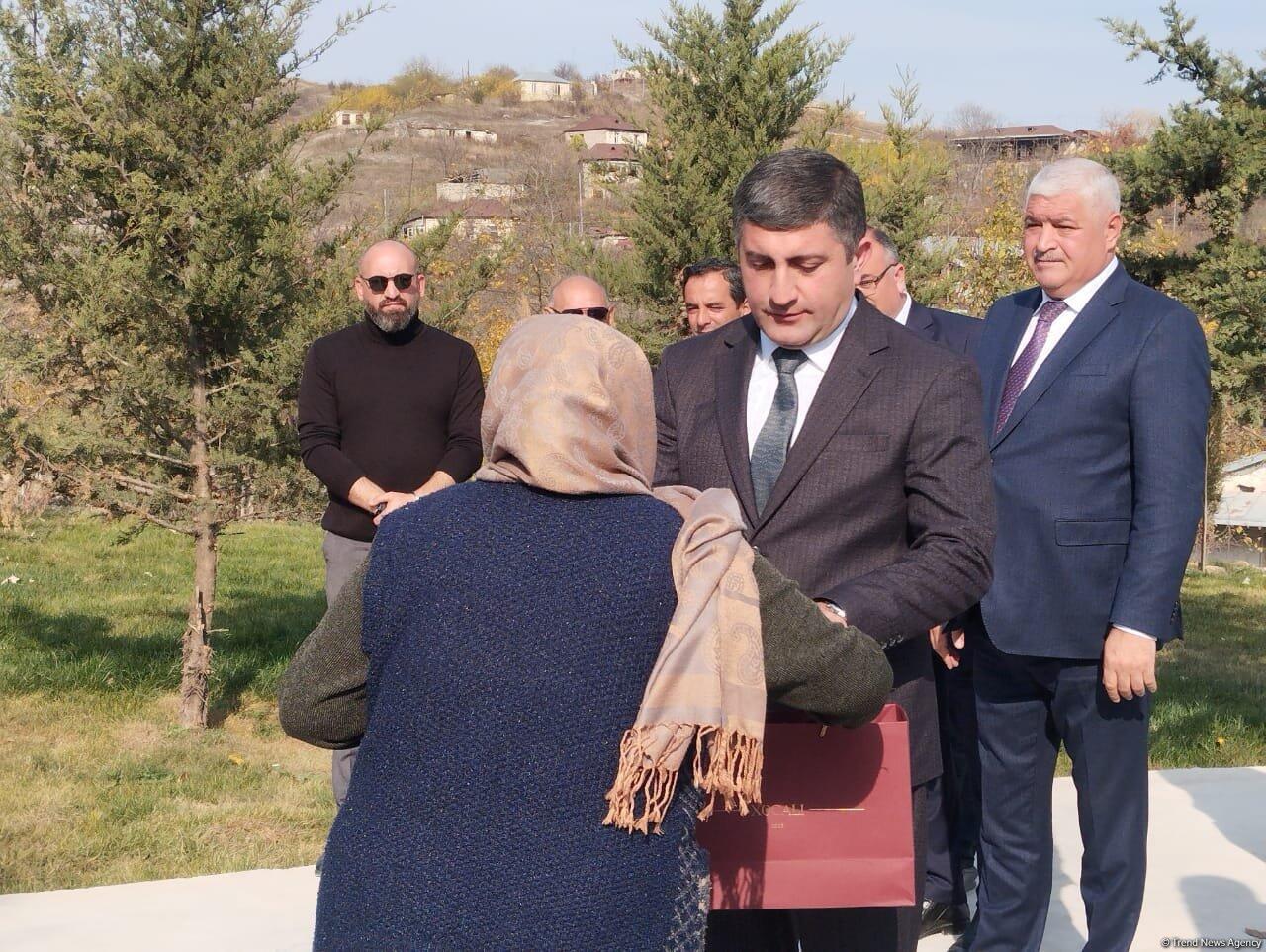 Ağdərənin Vəngli kəndinə köçürülən ailələrə mənzillərin açarları təqdim olunub