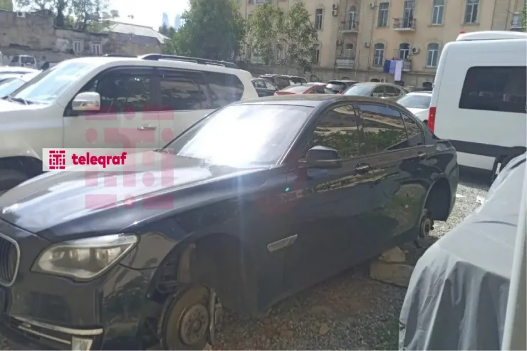 Küçədə yararsız vəziyyətdə qalan "BMW" yüksək vəzifəli şəxsin qardaşının imiş...