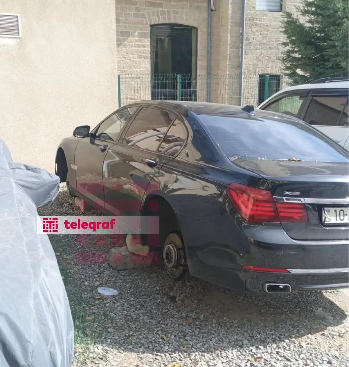 Küçədə yararsız vəziyyətdə qalan "BMW" yüksək vəzifəli şəxsin qardaşının imiş...