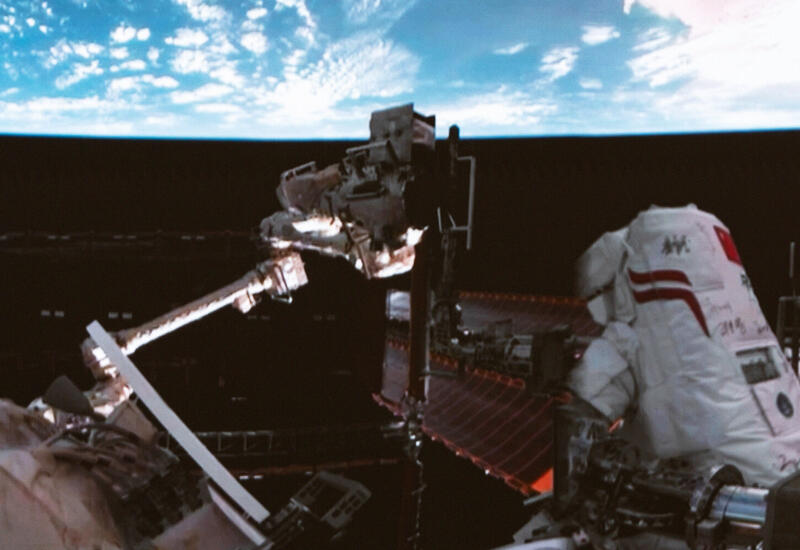 Застрявшие в космосе китайские астронавты вернулись на Землю