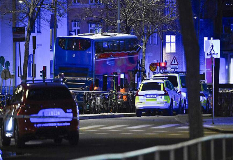 В Стокгольме автобус врезался в остановку