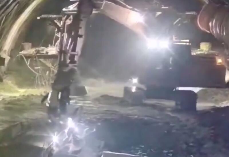 Момент внезапного наводнения в тунелле в Китае попал на