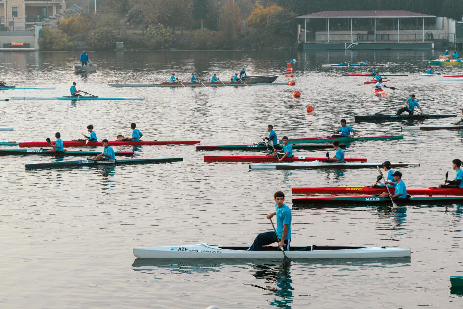 Heydər Əliyev Fondunun vitse-prezidenti Leyla Əliyeva Mingəçevirdə yerləşən avarçəkmə bazasında idmançılarla görüşüb