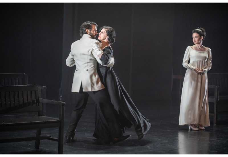 Чёрно-белая сценография трагедии Анны Карениной в Баку