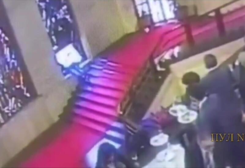 Член горсовета Сардинии споткнулся и чуть не выпал с окна