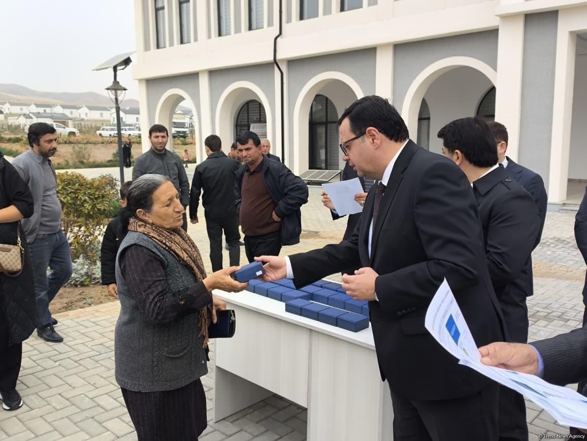 Семьям, переселившимся в село Хыдырлы Агдамского района, вручили ключи от квартир