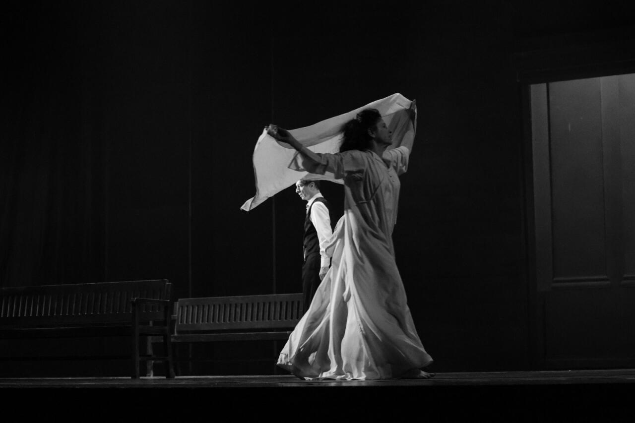 Чёрно-белая сценография трагедии Анны Карениной в Баку