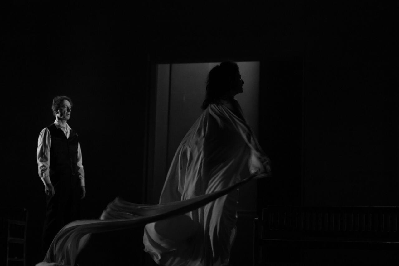 Чёрно-белая сценография трагедии Анны Карениной в Баку