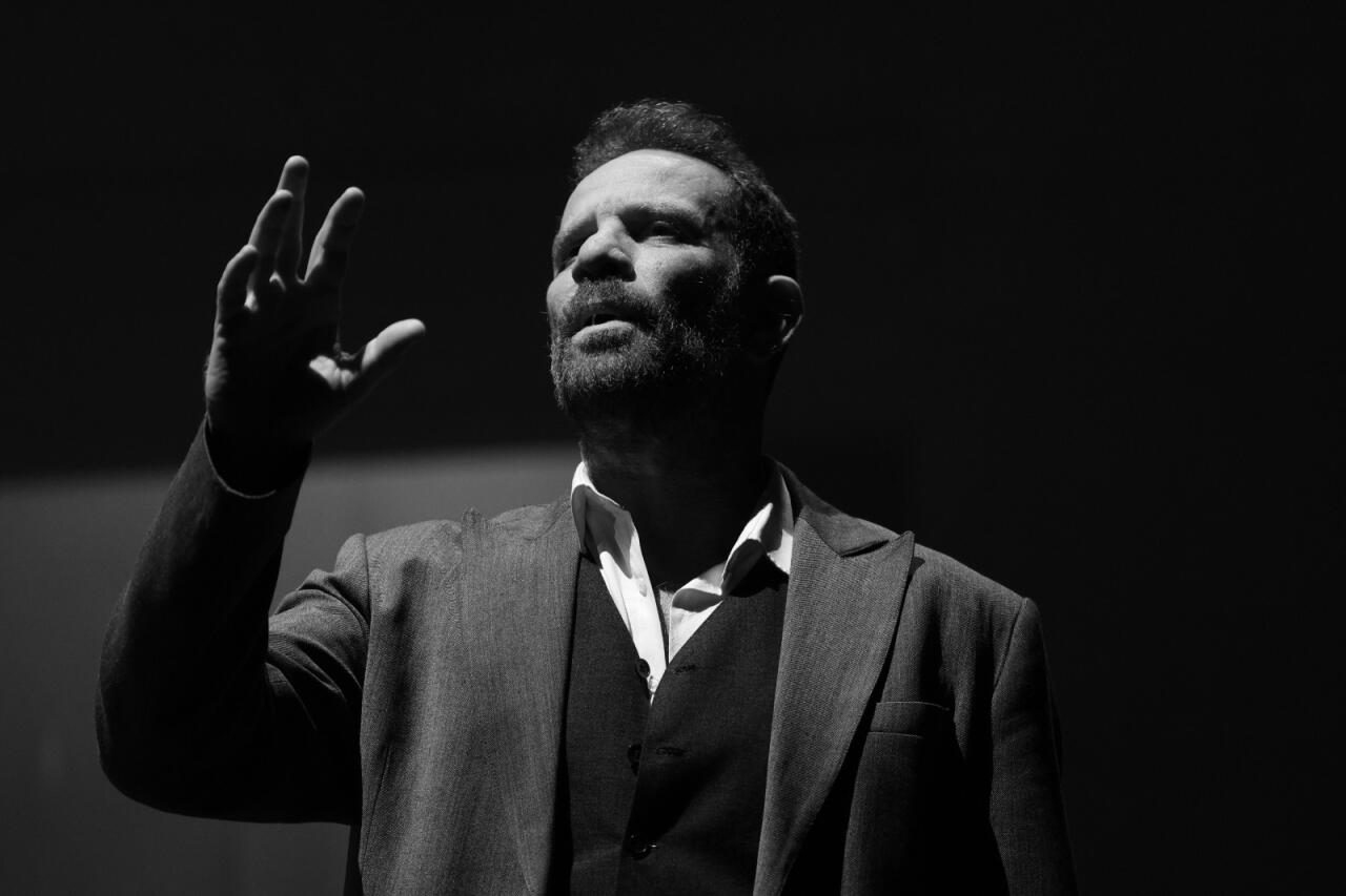 Чёрно-белая сценография трагедии Анны Карениной в Баку