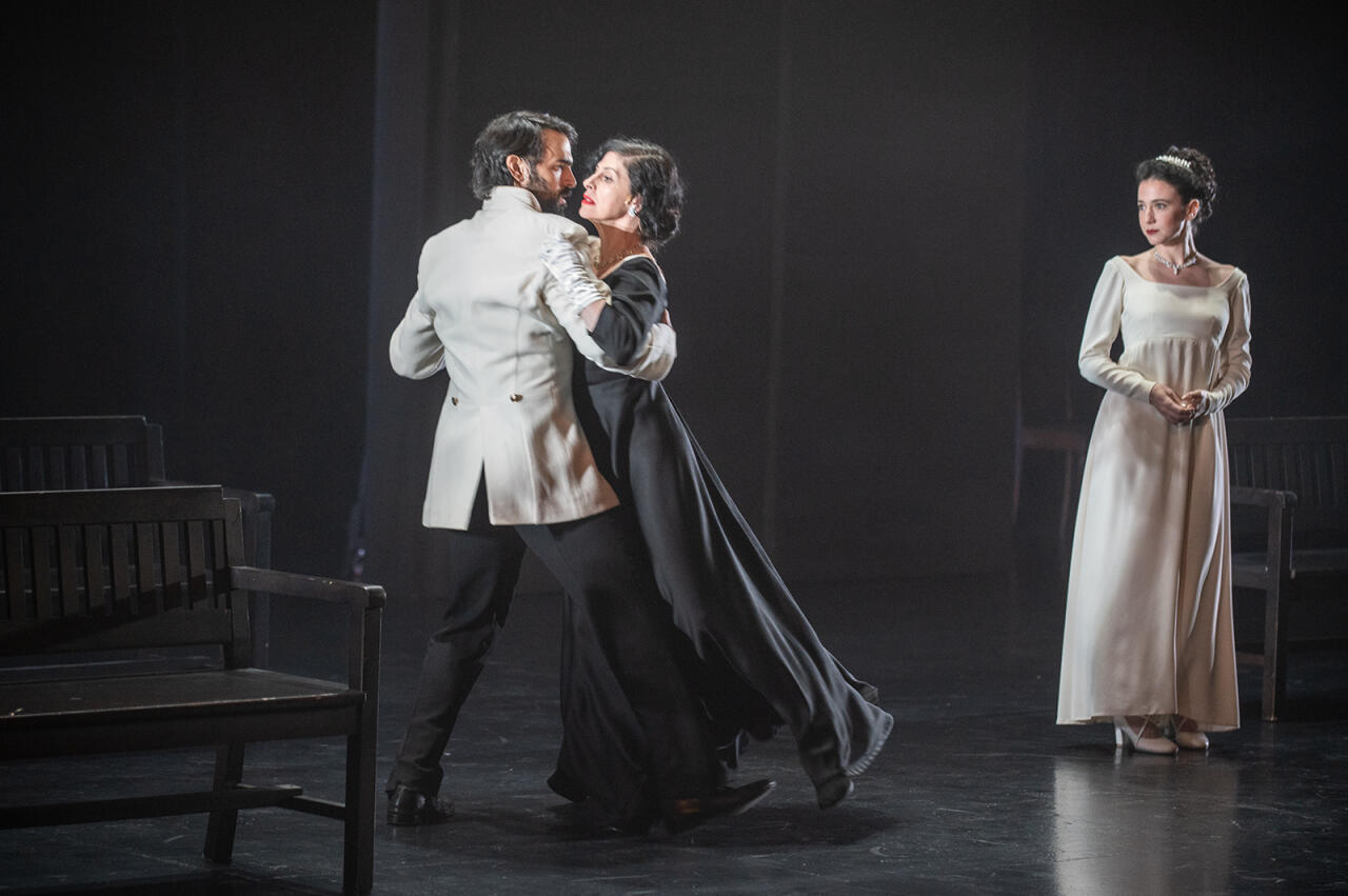 Чёрно-белая сценография трагедии Анны Карениной в Баку