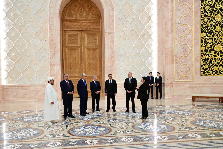 Prezident İlham Əliyev Daşkənddə İslam Sivilizasiyası Mərkəzi ilə tanış olub