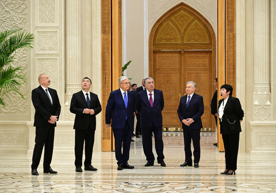 Prezident İlham Əliyev Daşkənddə İslam Sivilizasiyası Mərkəzi ilə tanış olub