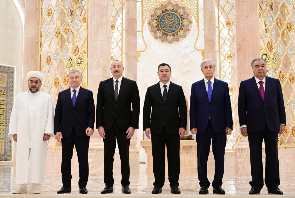 Президент Ильхам Алиев ознакомился с Центром исламской цивилизации в Ташкенте