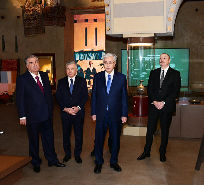 Президент Ильхам Алиев ознакомился с Центром исламской цивилизации в Ташкенте