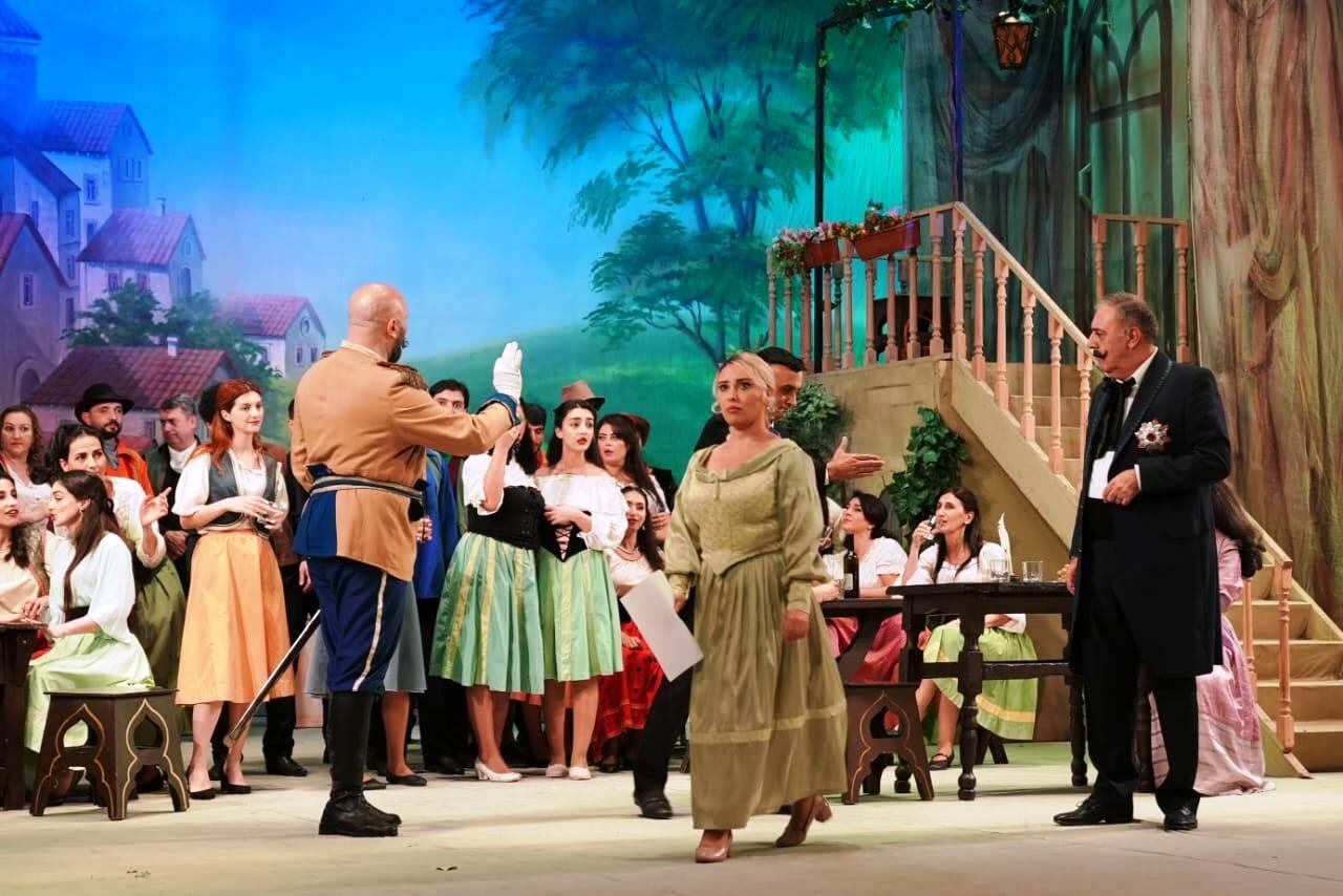 В Баку развернулись итальянские страсти с любовным зельем