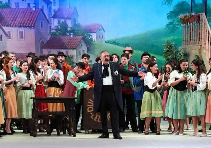 В Баку развернулись итальянские страсти с любовным зельем