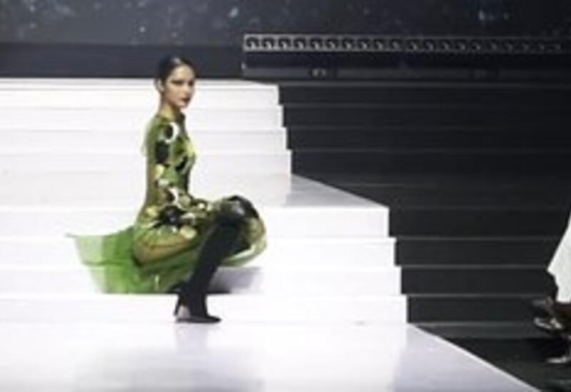 Падение манекенщицы на подиуме на Неделе моды неожиданно восхитило пользователей сети