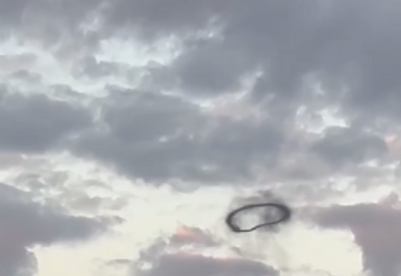 Загадочное черное облако в небе над Калифорнией