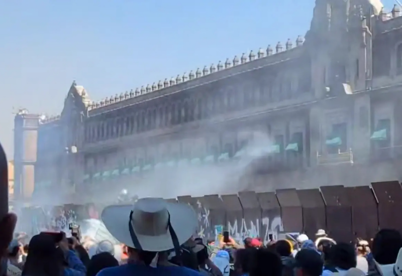 В Мехико в ходе марша "Поколения Z" пострадали не менее 100 полицейских