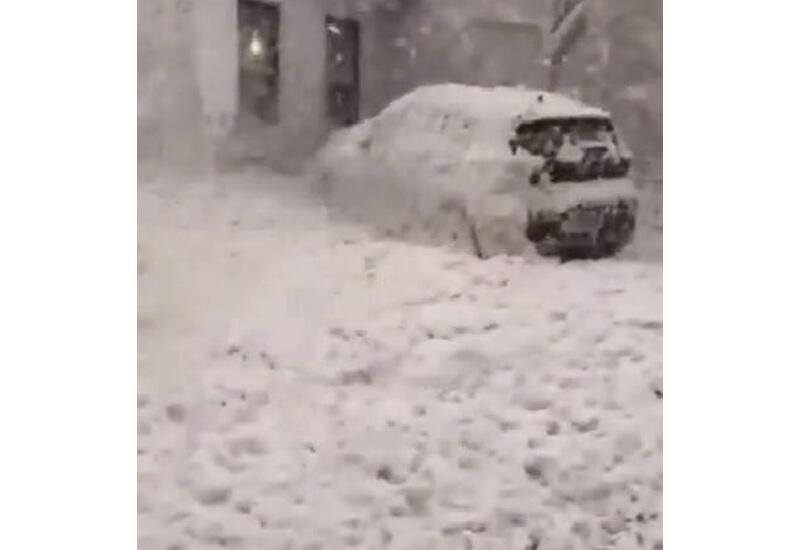 Деревню на побережье Ирландии завалило белоснежной морской пеной