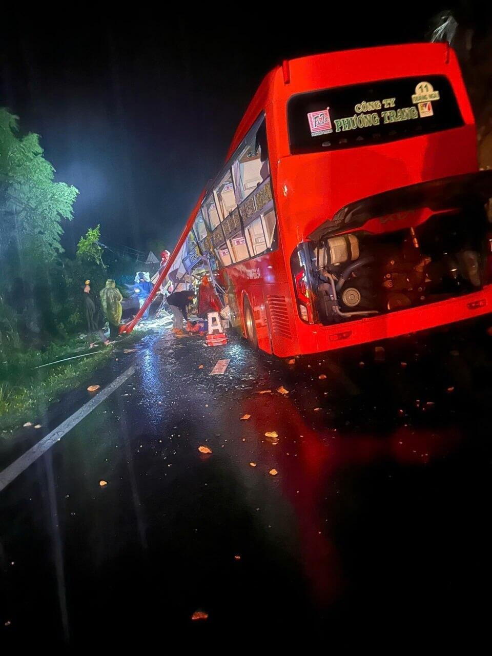 Оползень во Вьетнаме накрыл автобус