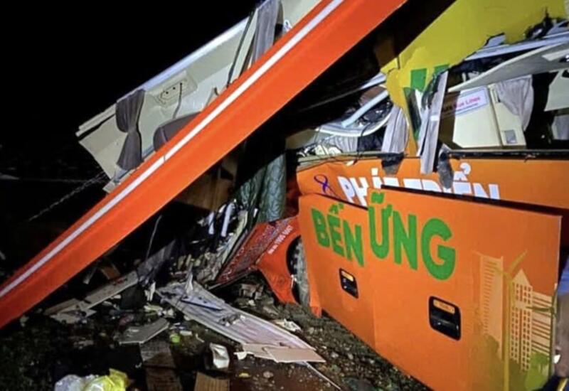 Оползень во Вьетнаме накрыл автобус