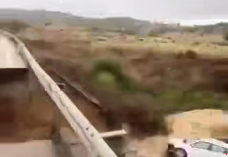 В Испании из-за ливней обвалилась дорога