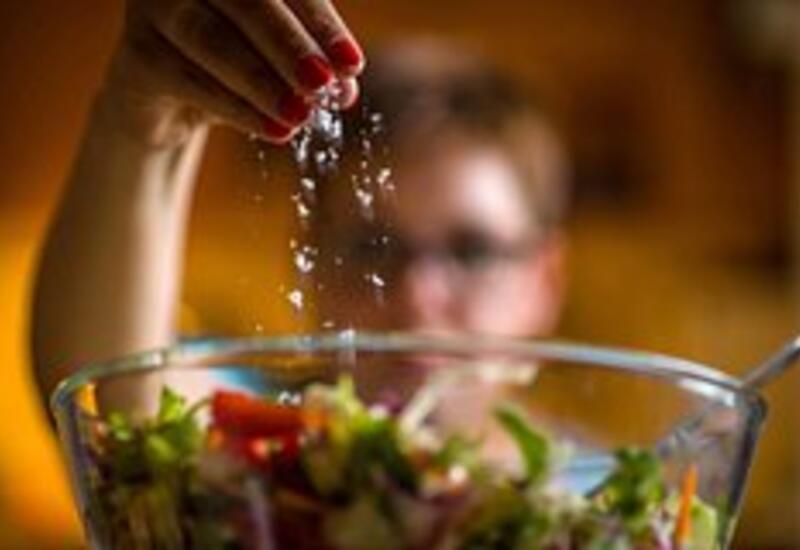 Врач рассказал о вызывающих желание есть соленую пищу болезнях