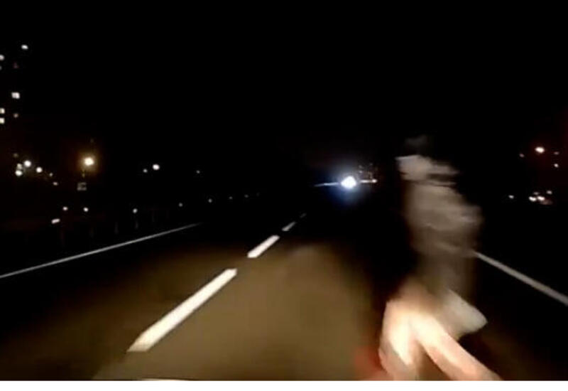 В Баку пешеход-"камикадзе" едва избежал смерти