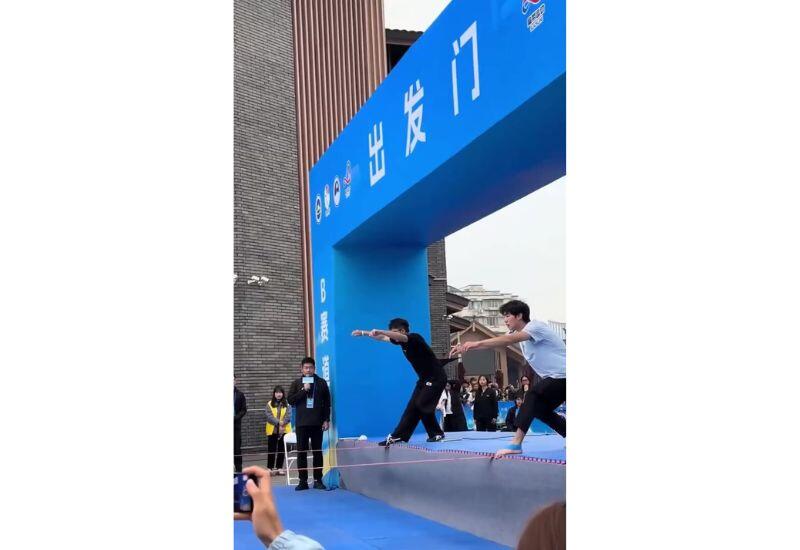 В Китае прошел чемпионат по скоростному бегу по слэклайну