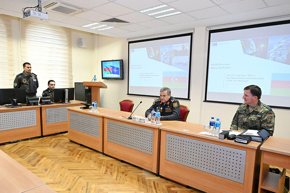 Мобильная тренинговая группа НАТО проводит курс в Баку
