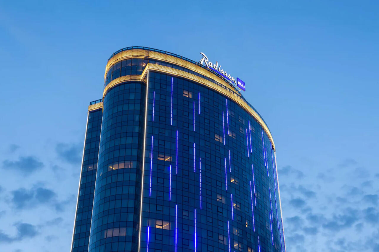 V moskovskem hotelu Radisson Blu Olimpijski izbruhnil požar, evakuirali 400 ljudi
