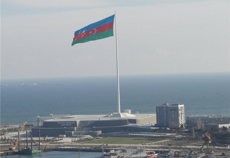 На площади Государственного флага обновили флаг Азербайджана