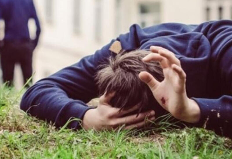 В Баку мужчина откусил ухо соседу