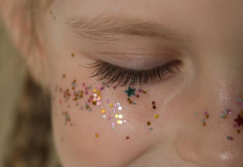 У трехлетней девочки по бровям заподозрили смертельное заболевание