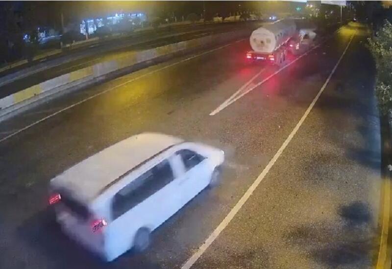 Грузовик со сжиженным газом врезался в препятствие в Баку