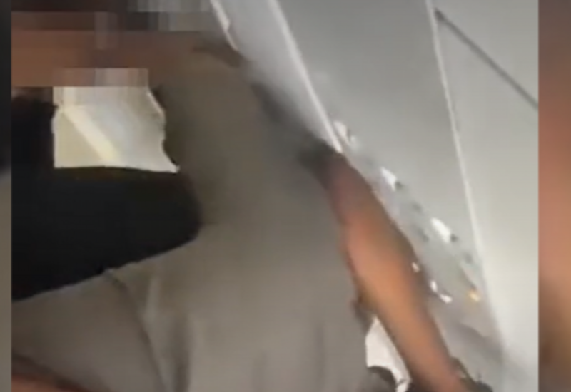 Блогер и комик подрались на борту самолета в Нигерии