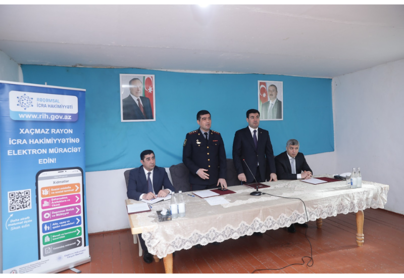 Elnur Rzayev Əhmədoba kəndində sakinlərin müraciət və təkliflərini dinləyib