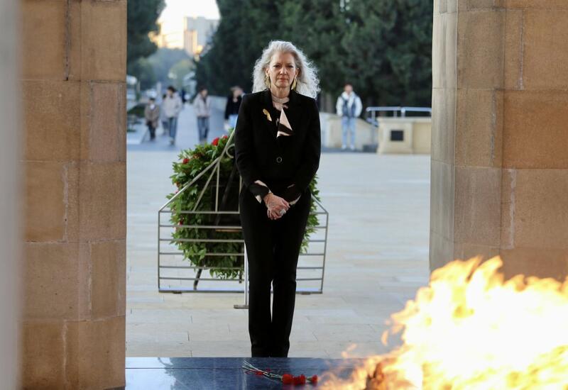 ABŞ Dövlət Departamentinin siyasi məsələlər üzrə müşaviri Şəhidlər Xiyabanını ziyarət edib