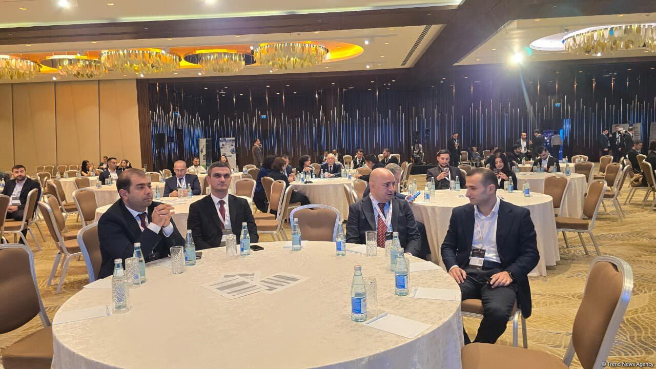 В Баку проходит второй день IX Международного банковского форума